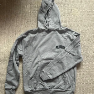 Hoodie - Grå hoodie med tryck fram och bak. Från märket multiply apparel. Använd fåtal gånger så i fint skick, är i strl S💖