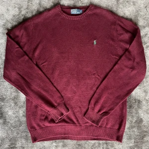 Ralph lauren tröja - Säljer min feta Ralph lauren tröja storlek M. Den är vinröd och grymt skick😁hör av er om ni har frågor(självklart äkta)