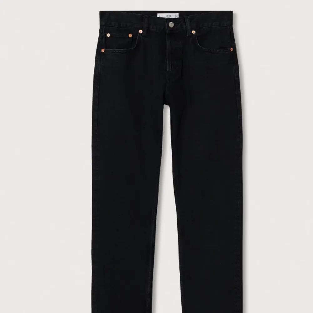 helt nya lågmidjade raka jeans ifrån mango<3 säljer pågrund utav att de inte passade mig, därav även lånad bild! 💘 helt nya med prislappen kvar🪩 köptes för 420kr säljer för 100 exklusive frakt. Jeans & Byxor.