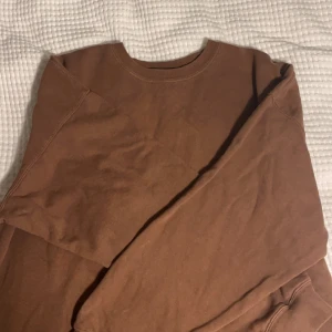 Brandy Melville tjocktröja  - Jättesnygg brandy tröja köpt i usa, använd ett få gånger, köpt för 450kr