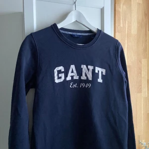 Gant tröja  - Tröjan är fin och sitter jättebra  Färgen är i bra skick
