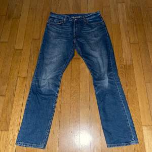 Levis 501 jeans. Storlek 32/32. Litet hål vid öppningen, därav det låga priset.