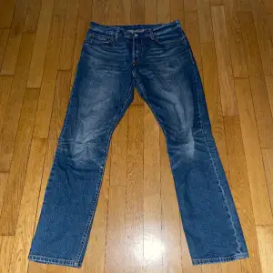 Levis 501 jeans. Storlek 32/32. Litet hål vid öppningen, därav det låga priset.