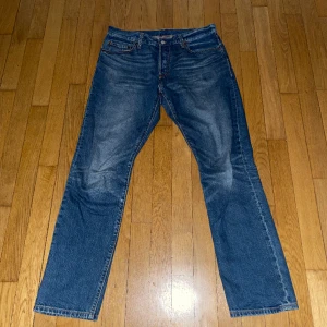 Levis 501 jeans - Levis 501 jeans. Storlek 32/32. Litet hål vid öppningen, därav det låga priset.