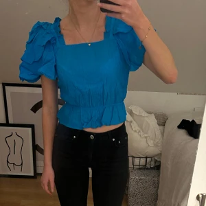Topp - Blå topp från Gina som aldrig är använd, insydd i axlarna