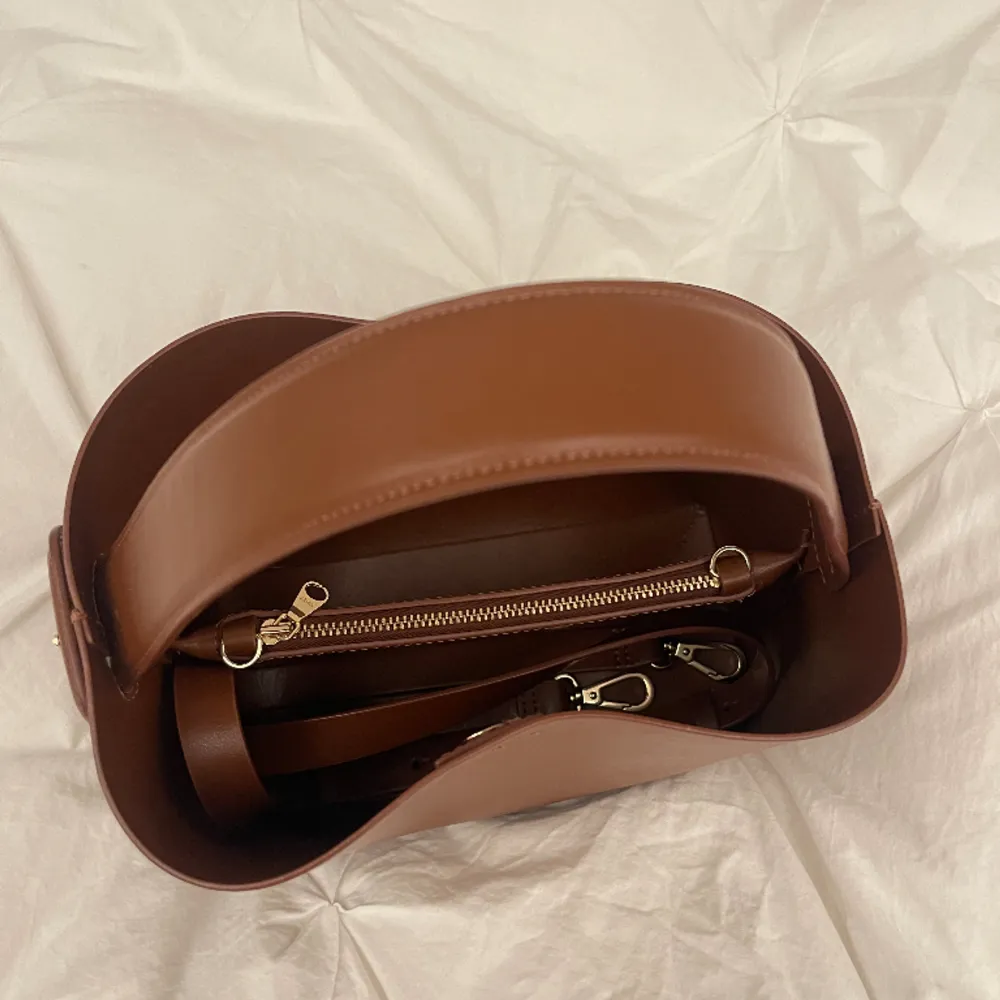 Säljer min fina Arket väska som knappt är använd. Därav väldigt fint skick🌸. Väskor.