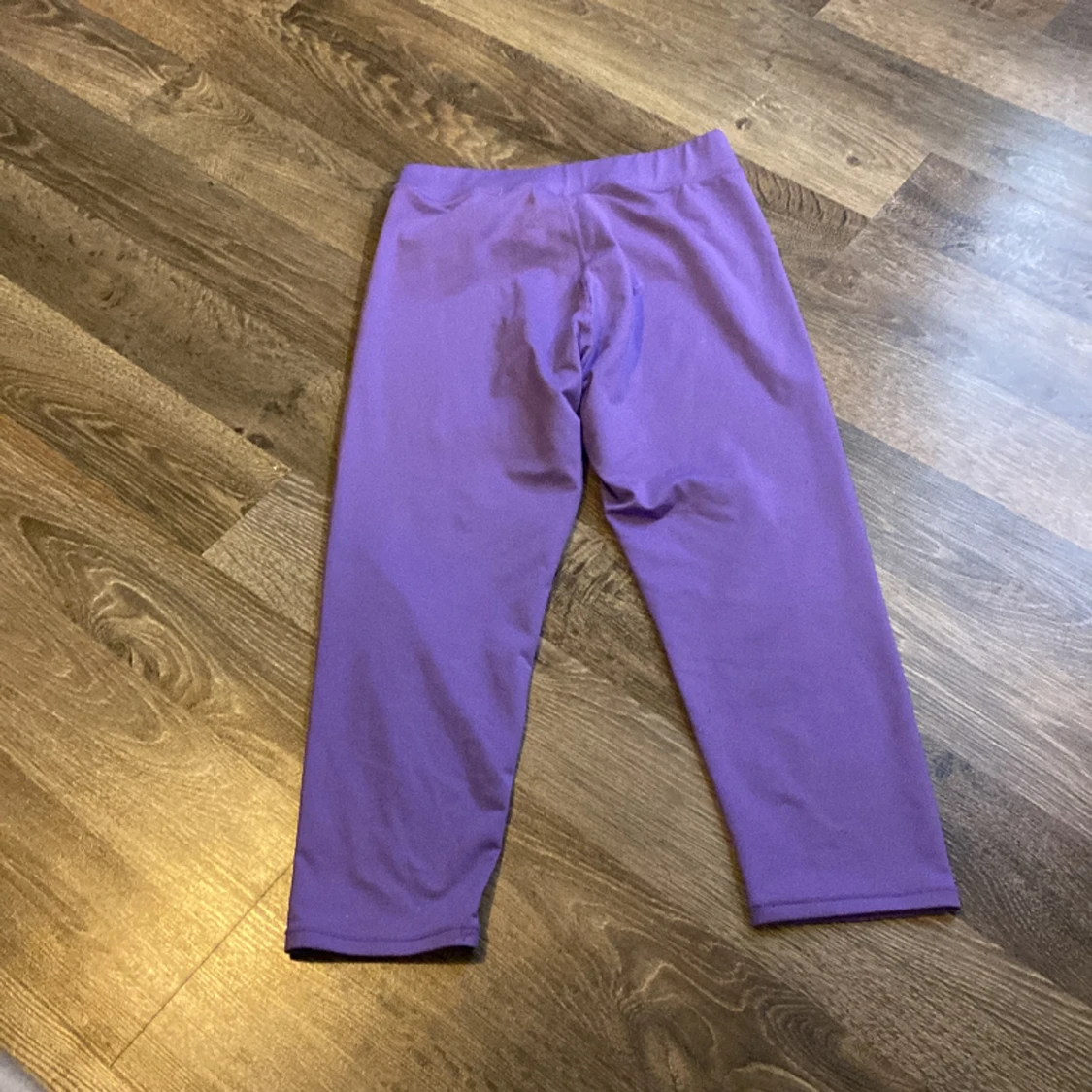 Ett par lila träningsbyxor  - 90