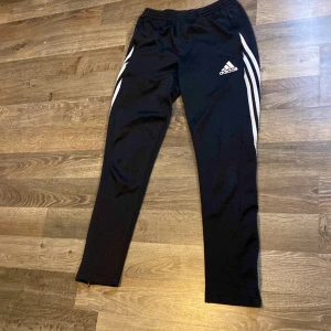 Vanliga Adidas byxor - Dom är lite stickiga att ha på sig men annars är dom bra