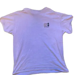 Oversized T-shirt från Urban Outfitters, har ett litet tryck på sig💕