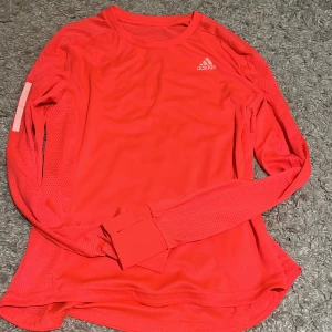 Adidas vintage  - Super cool adidas långärmad. Aldrig andvänd, kan andvändas som vanlig och träningskläder. 