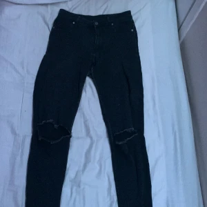 Byxor - Svarta tajta byxor som sitter jätte bra och är har använt dom några gånger 