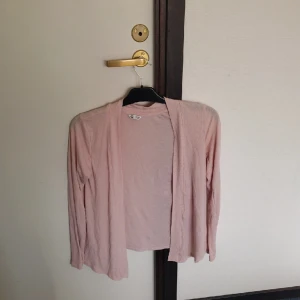 Rosa kofta - En rosa kofta har använt den 2 gånger. Jätte fin