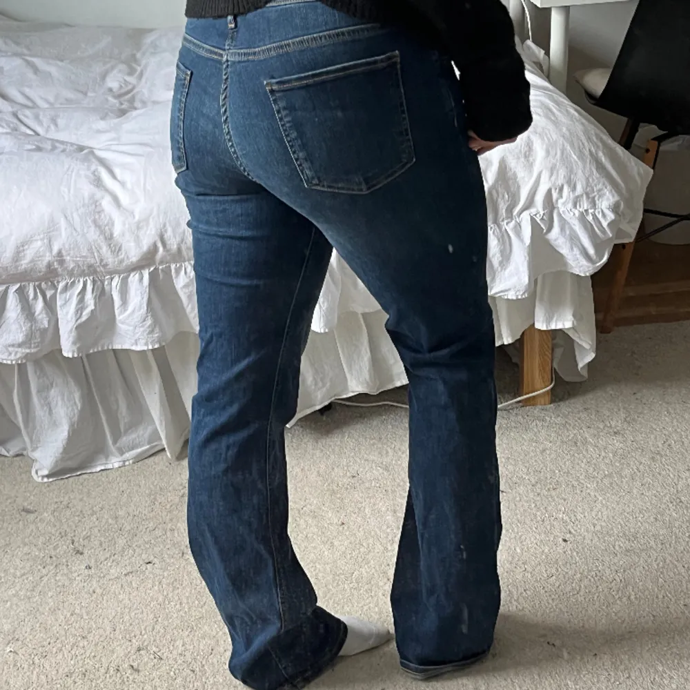 Säljer ännu ett par lågmidjade zara jeans, beställde fel storlek så aldrig använda. . Jeans & Byxor.