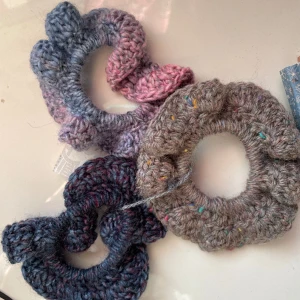 Stickade scrunchies - Helt oanvänd stickade scrunchies