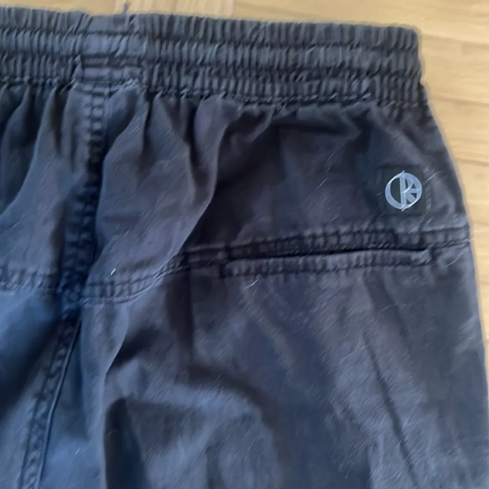 Black Polar surf pants size S  Använda, men dem har inga tecken på användning bra pris  . Jeans & Byxor.