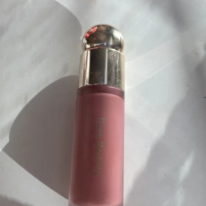 Rare Beauty - Jag säljer denna för att jag tagit fel färg!❤️Färgen heter Believe🍓
