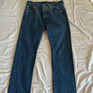 Levi’s jeans 501 - Storlek W 31 L 32. Aldrig använda men tvättade en gång. Säljer dessa för att de inte kommer till användning. 