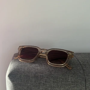 Chimi 04 Ecru  - Tja! Slänger upp mina Chimis då jag använder mina 02:or över dessa! Inga konstigheter på brillorna. Box o kvitto är borta, därav priset. Hör av er vid  frågor. (Öppen för byten) Mvh Olle