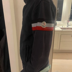 Moncler zip - Tja, säljer denna moncler tröja i bra skick. Inga skador utan bara använd. Skick 7.5/10 Nypris ca 5000 kr. Hör av er vid frågor eller funderingar!