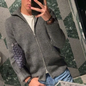 Zip up  - Säljer denna zip up som jag sällan använder längre. 8,5/10 skick. Köpt inne på HM i somras. Pris kan diskuteras 