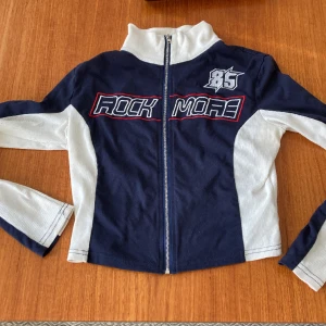 Zip up  - En zip up tröja från emmiol som inte används! Den är storlek M men passar S💕 Nypris:205kr