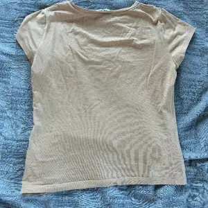 Beige tight t-shirt från kappahl. Storlek: 146-152 men passar mig med xs. Andvänd men i bra skick. Skriv för fler bilder eller frågor💞