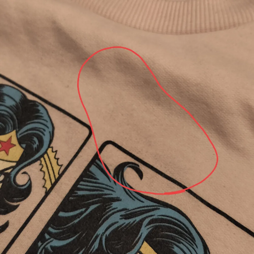 Sweatshirt med Wonder Woman-motiv från H&M. Ganska rikligt använd men nu har den gjort sitt hos mig. Skicket är ok, men har en skum grå missfärgning under kragen (bild 2). Storleken är medium, sitter varken tajt eller oversized. . Tröjor & Koftor.