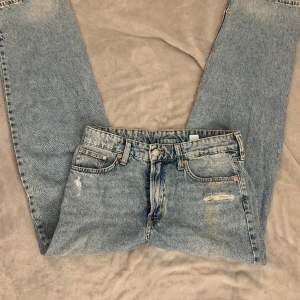 low waist baggy jeans köpt ifrån h&m i stl 36, säljer då de inte används.