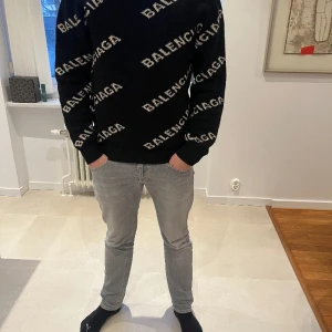 Balenciaga sweater äkta  - Storlek M  Skick 7/10  Passar 185 + 80 kilo +  Nypris 7500+ 