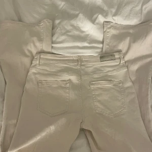 Beige jeans  - Mid waist bootcut jeans från Only. Aldrig använd