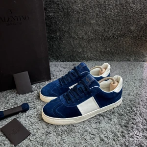 Valentino flycrews  - Tja säljer nu dessa sjukt feta flycrewsen i en sällsynt färg royal blue, strl 41,5 Skick 9/10 alla nitar kvar, nypris runt 8000 (säljs inte längre) mitt pris 5499. Box,kort & snören medföljer. Möts upp i Stockholm eller fraktar spårbart via postnord📦