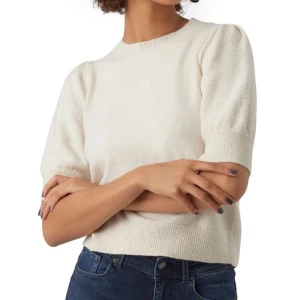 Stickad T-shirt - Stickad beige t-Shirt från vero Moda🤍 Använd 1 gång, jättefint skick. Säljer pga för stor.💕