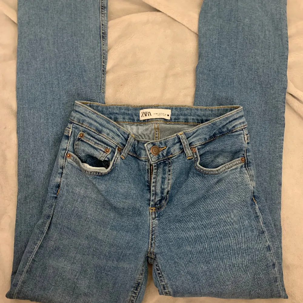 köpt ifrån zara i  stl 36, modellen är bootcut och säljs då jag inte använder dom.. Jeans & Byxor.