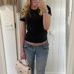 T-shirt - Såå fin t-shirt i urtvättad svart färg, lite kortare så passar perfekt till lågmidjade jeans. 10/10 skick ❣️