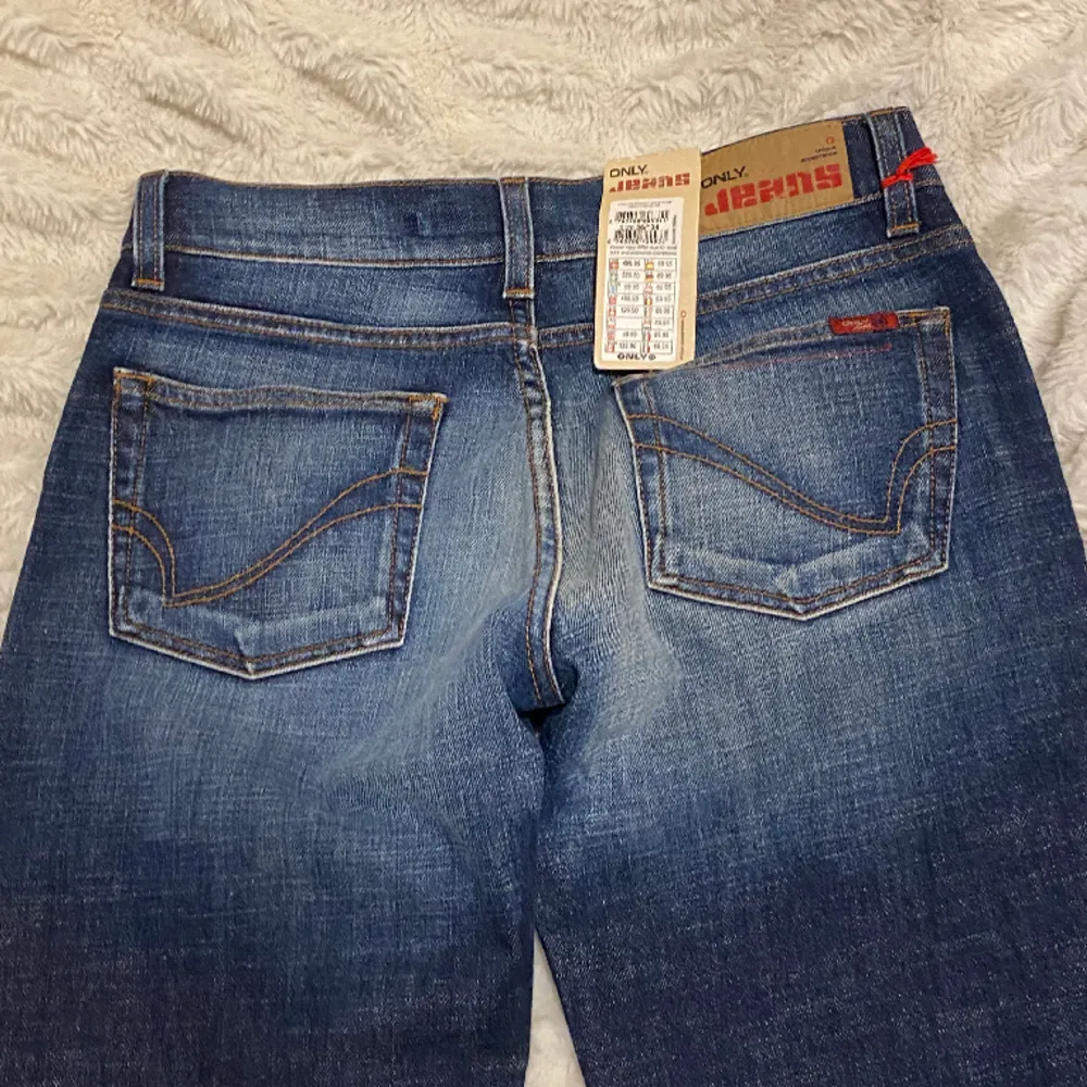 supersnygga trendiga lågmidjade jeans med så snygg färg, i nyskick med lapparna kvar. betalning sker via köp-nu!❤️. Jeans & Byxor.