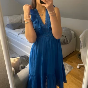 Sommarklänning  - Söt sommarklänning men snygg passform. gullig blå färg med fina detaljer upptill och i ryggen. Märkesklänning från calzedonia.  Aldrig använd då den är för lite för mig, frf prislappen på. Stl S.  Skönt material, (linne?)   Nypris 550kr