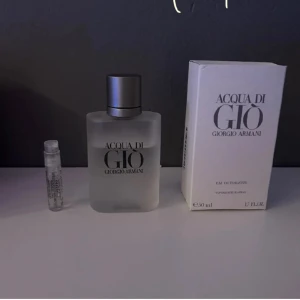 Acqua di gio eau de toilette - Tja, säljer nu 2 ml sampels på Acgua Di Gio Eau De Toilette av Giorgio Armani, perfekt nu till sommaren med sin fräschhet. Skriv gärna vid funderingar eller prisförslag.