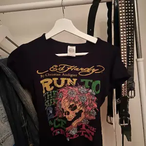 Super snygg ed hardy t shirt som passar perfa på mig som brukar bära XS. Pris går alltid att diskutera, säljes pga ont om pengar🤧🙌🏼😻