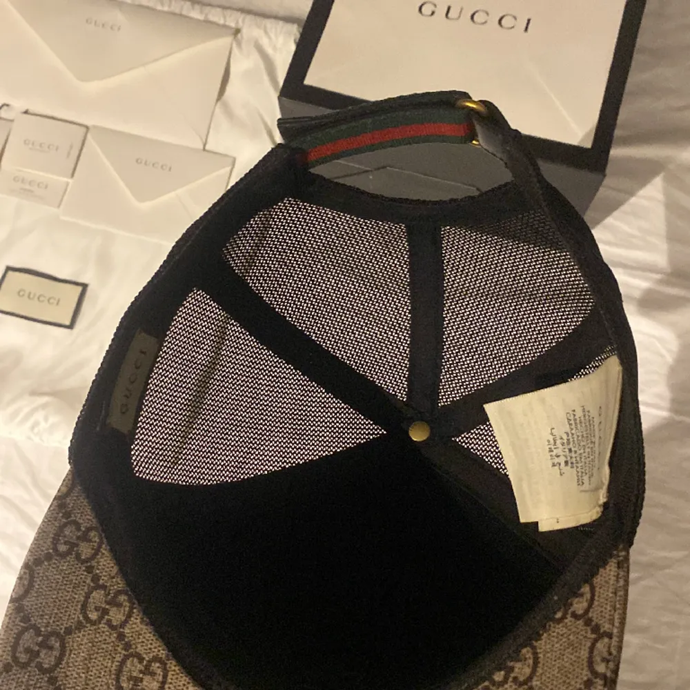 Gucci keps bra skick alla tags,kuvert, påsar och box kvar köpt på Guccis hemsida. Skriv för fler frågor eller bilder eller andra funderingar👍🏻. Accessoarer.