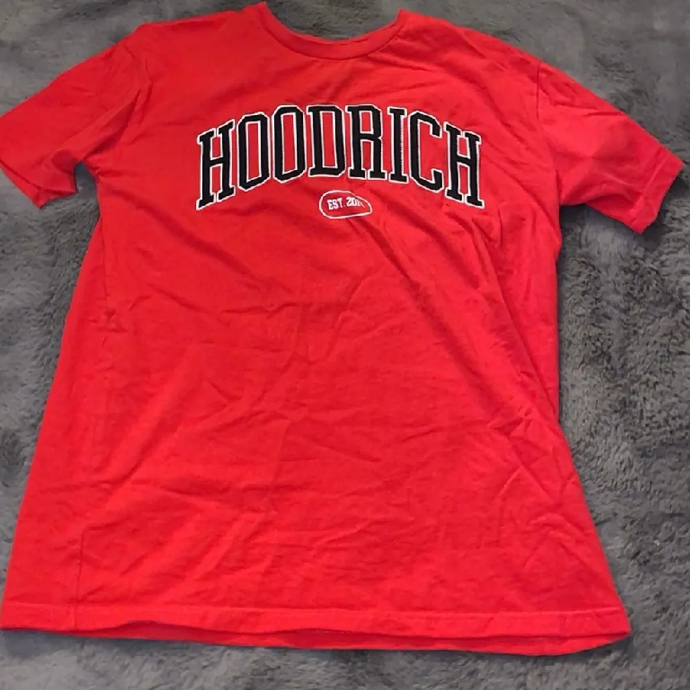 Röd hoodrich t-shirt i storlek S, pris går att diskutera💕. T-shirts.