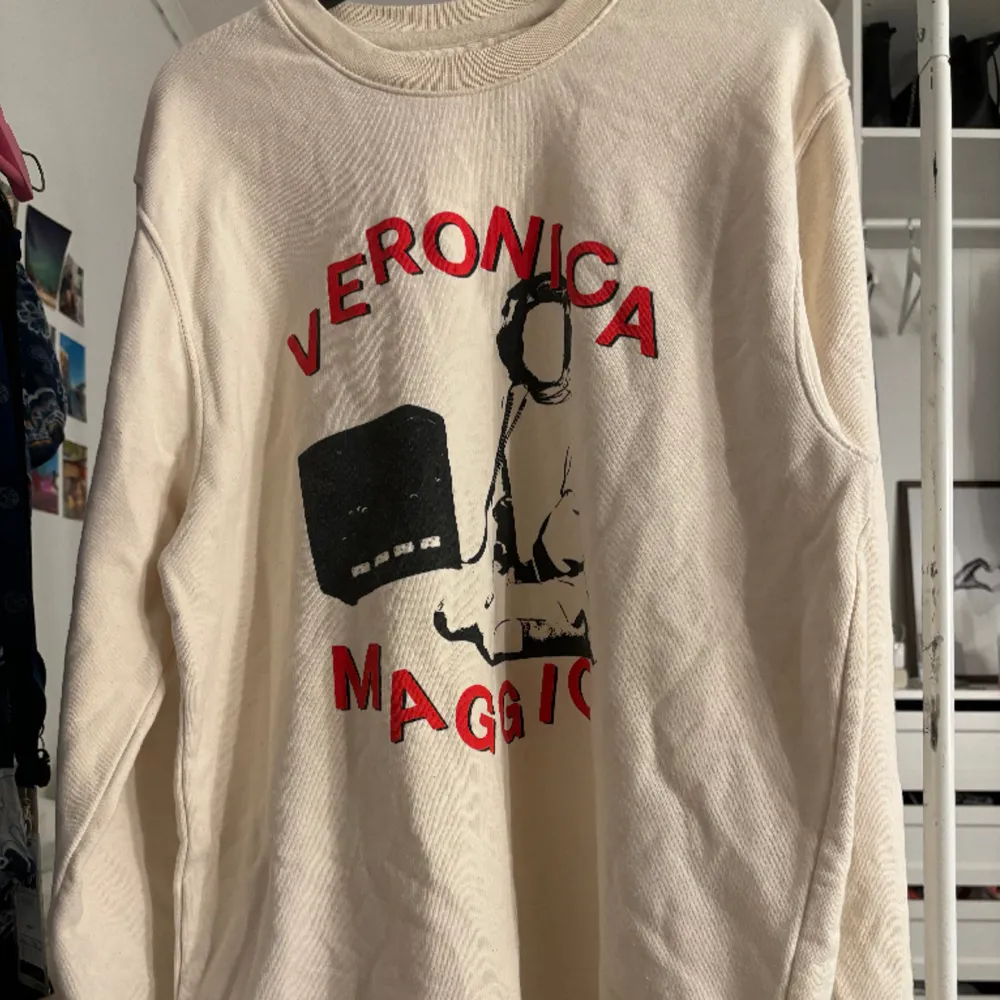 Säljer denna jättefina fina Veronica sweatshirt💕 Köpt på hennes konsert förra året i Sthlm, endast använd en gång men har tyvärr legat i min garderob sedan dess. Går ej att få tag i längre. Storlek M men passar S/M. Köpt för ca 650kr. Tröjor & Koftor.