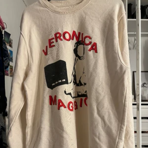 Veronica Maggio merch - Säljer denna jättefina fina Veronica sweatshirt💕 Köpt på hennes konsert förra året i Sthlm, endast använd en gång men har tyvärr legat i min garderob sedan dess. Går ej att få tag i längre. Storlek M men passar S/M. Köpt för ca 650kr