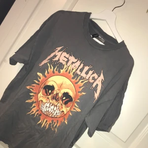 Metallica T-shirt - Metallica tröja från H&M i storlek xs. Använt någon gång, i utmärkt skick 