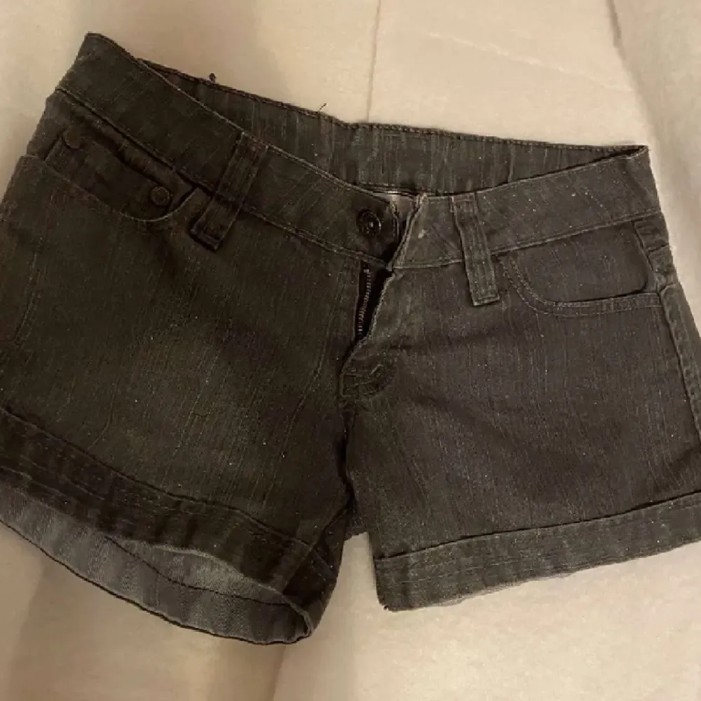 Säljer mina fina gråa glitter shorts från Tangy‼️🔥❤️‍🔥 den är i bra skick. Passar otroligt bra på strumpbyxor eller sommardag! Det står storlek XL, men får plats på mig som är S, den får även plats på M❤️‍🔥 vid fler frågor/ bild skriv🌟. Shorts.