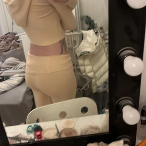 catania  - ett set från catania storlek M, färgen är beige men dem ser lite gul aktiga ut och har tyvärr klippt bort lappen inne i hoodien så kan inte skicka tillbaka så försöker sälja