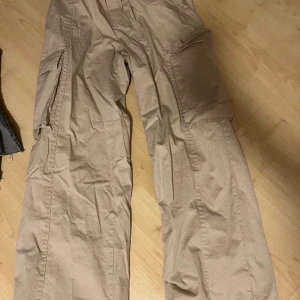 Cargobyxor  - Beiga cargobyxor ifrån hm, fint skick använda typ 3 gånger och är som nya