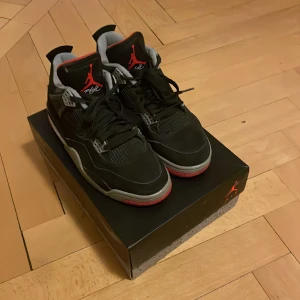 Jordan 4 Retro Bred (2019) - OG box ingår | Onlinekvitto finns | 8/10 skick | Nypris:6000+kr | Skriv gärna om frågor 😁