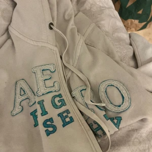 Vit huvtröja - Vit hoodie med luva, fint skick, använd ett antal gånger, säljs då den inte används 