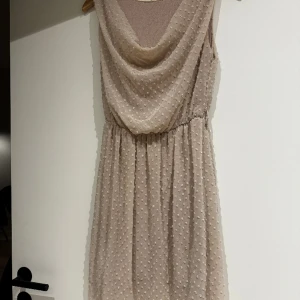 Sommar klänning  - Otroligt elegant sommarklänning som passar både till vardag och till finare evenemang. Storlek S i väldigt fink skick. Använd bara ett fåtal ggr. 