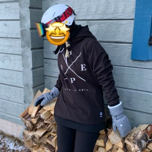 Dope jacka - Säljer denna klassiska dope jackan. Storlek XXS och passar perfekt i skidbacken🩷